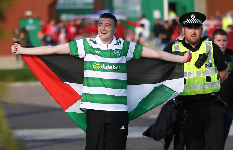 אוהד סלטיק עם דגל פלסטין. אופ"א לא עברה לסדר היום (צילום: רויטרס) (צילום: רויטרס)