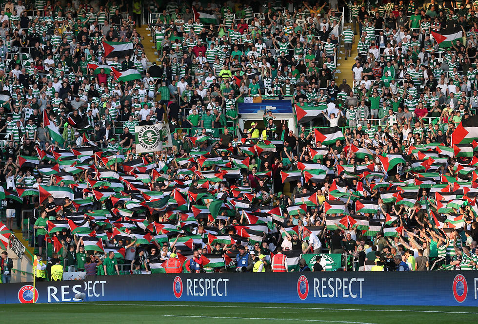 דגלי פלסטין במשחק נגד הפועל ב"ש (צילם: רויטרס) (צילם: רויטרס)