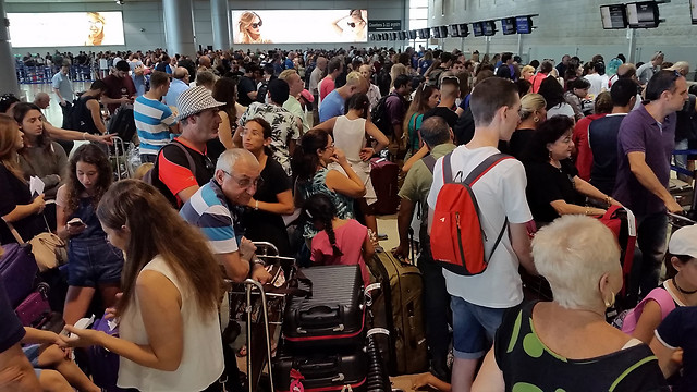 Massive crowds at Ben-Gurion Airport (Photo: Lior Paz) (Photo: Lior Paz)