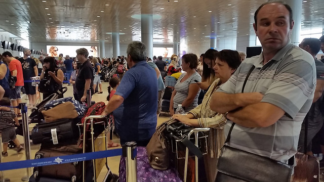 Passengers waiting in lines at Ben-Gurion Airport (Photo: Lior Paz) (Photo: Lior Paz)