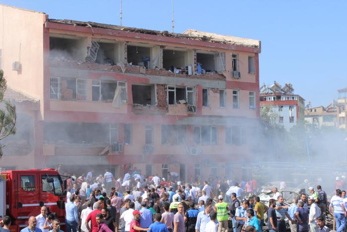 People rush to the blast scene after a car bomb attack on a police station in the eastern Turkey (Photo: Reuters)