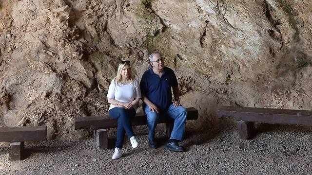 על ספסל, במערה (צילום: עמוס בן גרשום, לע"מ) (צילום: עמוס בן גרשום, לע