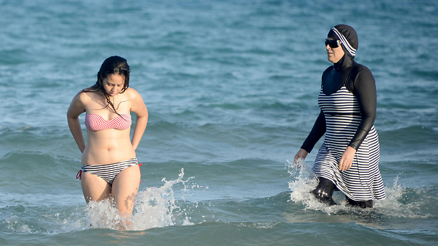 "פנים חשופות - זה חשוב לדו-קיום". אישה בבורקיני בחוף בתוניסיה (צילום: AFP) (צילום: AFP)