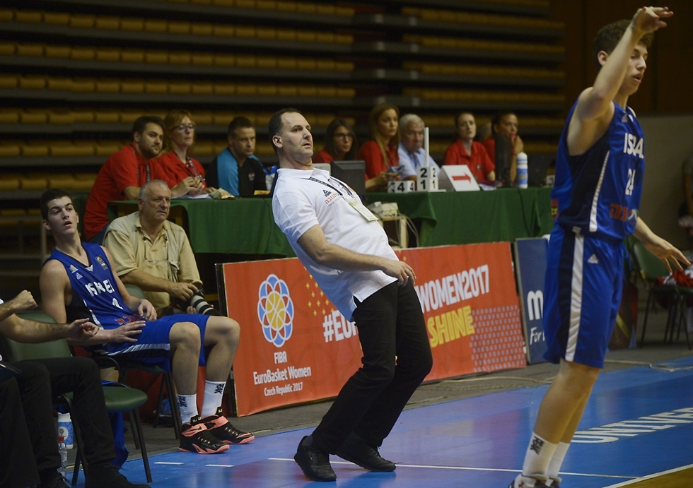 דני גוט בתפקידו כמאמן נבחרת הקדטים (צילום: FIBA) (צילום: FIBA)