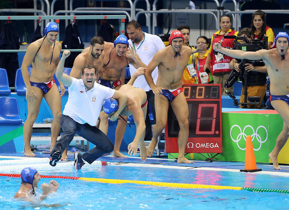 זורקים את המאמן דיאן סאביץ' למים אחרי הניצחון (צילום: EPA) (צילום: EPA)