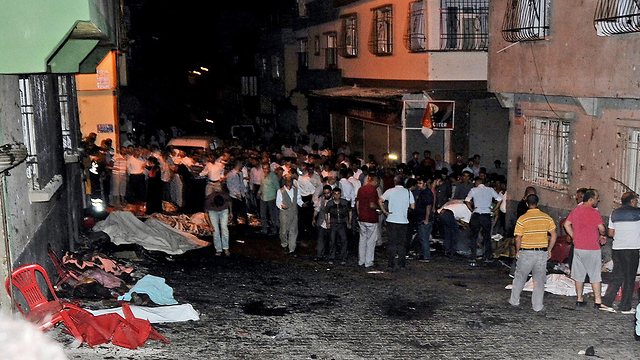 זירת הפיגוע בטורקיה, אמש (צילום: EPA) (צילום: EPA)