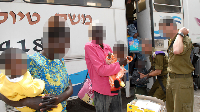 IDF soldiers with Sudanese refugees. (Archive photo: Meir Azulay)