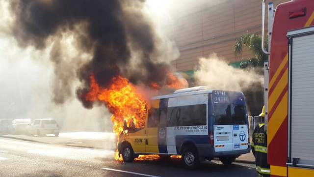 השריפה במונית השירות בחיפה (צילום: דוברות כבאות אש והצלה מחוז חוף) (צילום: דוברות כבאות אש והצלה מחוז חוף)