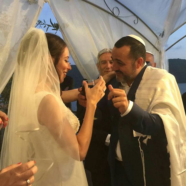 מאמי תשתי רק קצת. קובי אפללו ואמילי בברכות מאמי תשתי רק קצת. קובי אפללו ואמילי בברכות