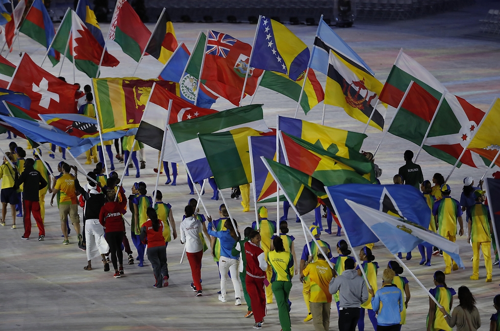 נושאי הדגלים בתהלוכה המסורתית (צילום: רויטרס) (צילום: רויטרס)