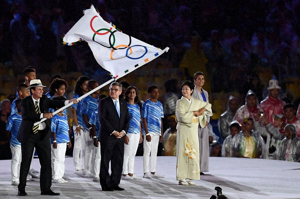 הדגל האולימפי עובר לידיים יפניות (צילום: גטי אימג'ס) (צילום: גטי אימג'ס)