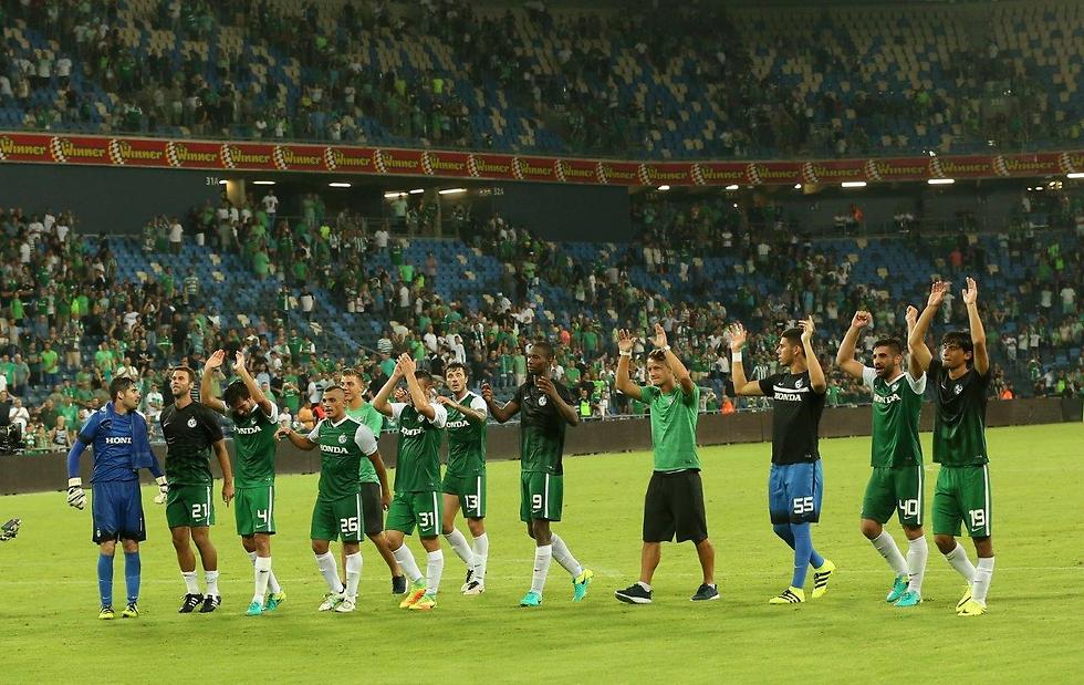 שחקני מכבי חיפה בסיום המשחק (צילום: אלעד גרשגורן) (צילום: אלעד גרשגורן)
