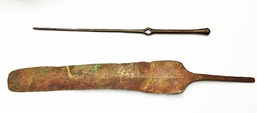 סיכת רכיסה וראש סכין בני כ-3,500 שנה (צילום: דיאגו ברקן, רשות העתיקות)