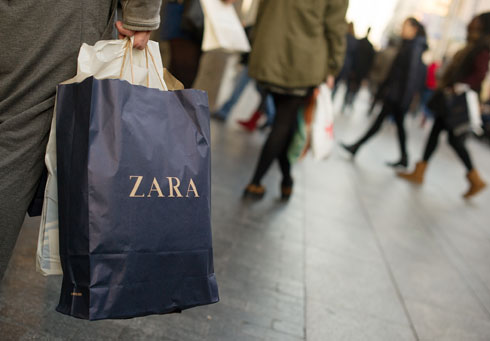 כתב התביעה: "מחירי היורו גורמים ללקוחות להאמין כי המוצרים של זארה פחות יקרים ממה שהם באמת" (צילום: Gettyimages)