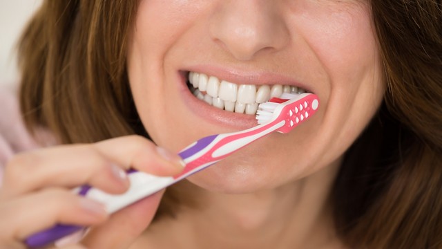 גמול לצחצוח שיניים - שיניים יפות ובריאות (צילום: shuttetstock) (צילום: shuttetstock)