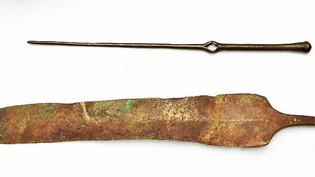 3,500-year-old toggle pin and knife head (Photo: Diego Barkan, Israel Antiquities Authority)