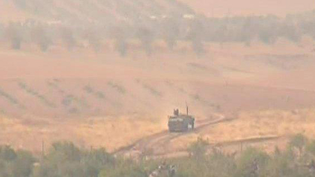 טנקים של טורקיה מתקרבים לגבול עם סוריה ()