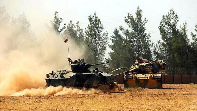 צבא טורקיה בגבול. מבצע "מגן הפרת" יצא לדרך (צילום: רויטרס)