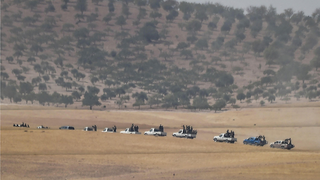 הגיעו מדרום. כוחות האופוזיציה הסורית בדרכם לג'רבלוס (צילום: AFP) (צילום: AFP)