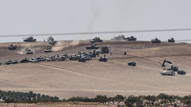 Turkish tanks outside of Jarablus (Photo: AFP)