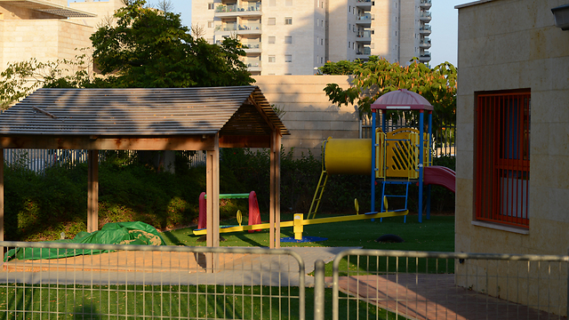 מתקן השנאים (מימין) ליד גן הילדים באשדוד (צילום: אבי רוקח) (צילום: אבי רוקח)
