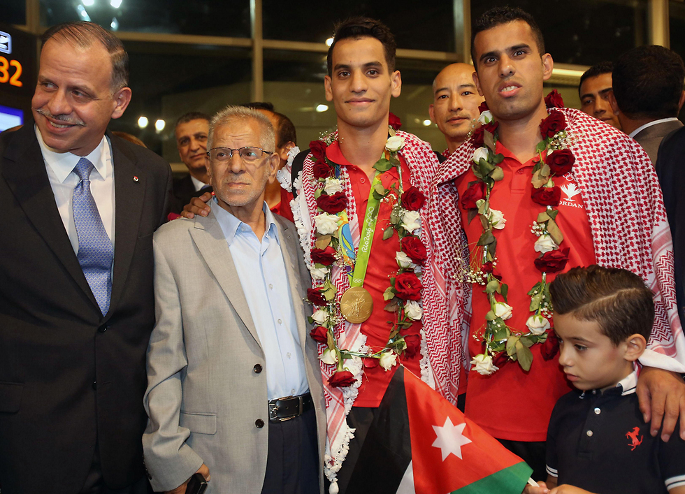 קבלת הפנים לאבו גוש בנמל התעופה בירדן (צילום: AFP) (צילום: AFP)