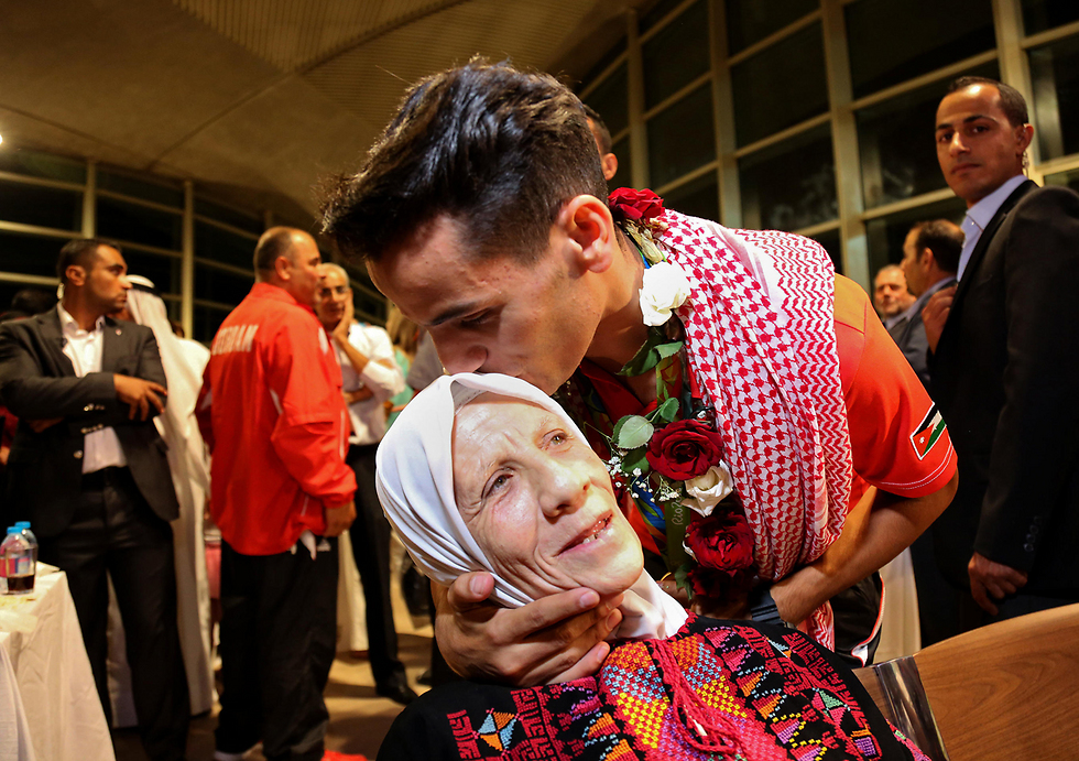 אבו גוש אחרי חזרתו מברזיל לירדן (צילום: AP) (צילום: AP)