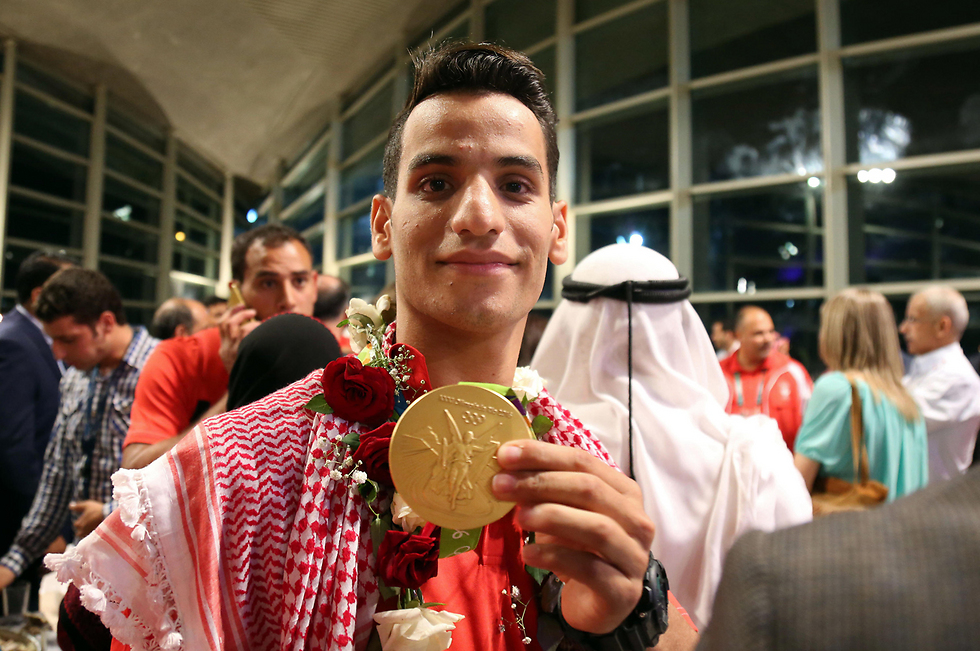 אחמד אבו גוש שזכה במדליית הזהב (צילום: AP) (צילום: AP)