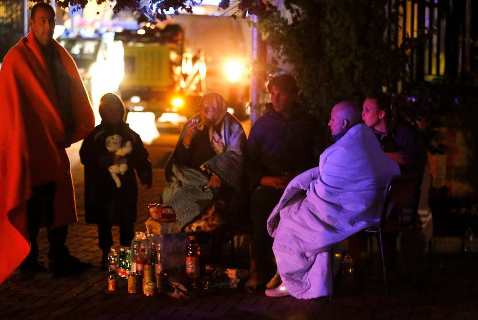 חוששים להיכנס לבתים. ניצולים מתכוננים ללילה ברחוב (צילום: רויטרס) (צילום: רויטרס)