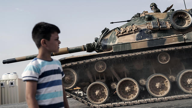 Turkish tank on the way to Syria (Photo: AP)