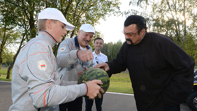 עם ידידו הדיקטטור לוקשנקו  (צילום: AFP) (צילום: AFP)