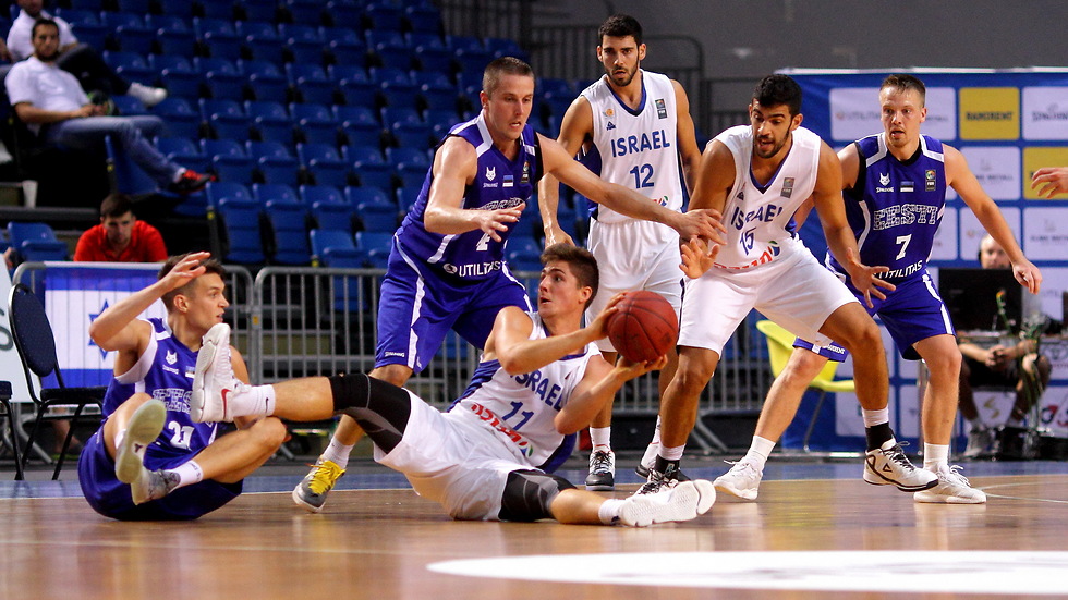 אדם אריאל (במרכז)  (צילום: איגוד הכדורסל) (צילום: איגוד הכדורסל)