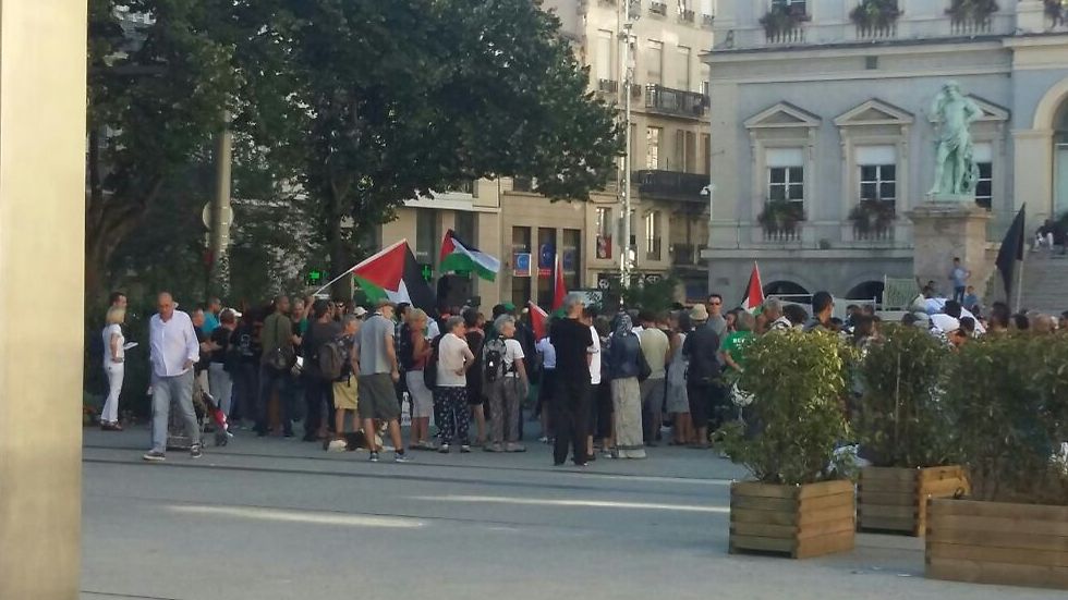 ההפגנה הפרו-פלסטינית לפני המשחק (צילום: פרטי) (צילום: פרטי)