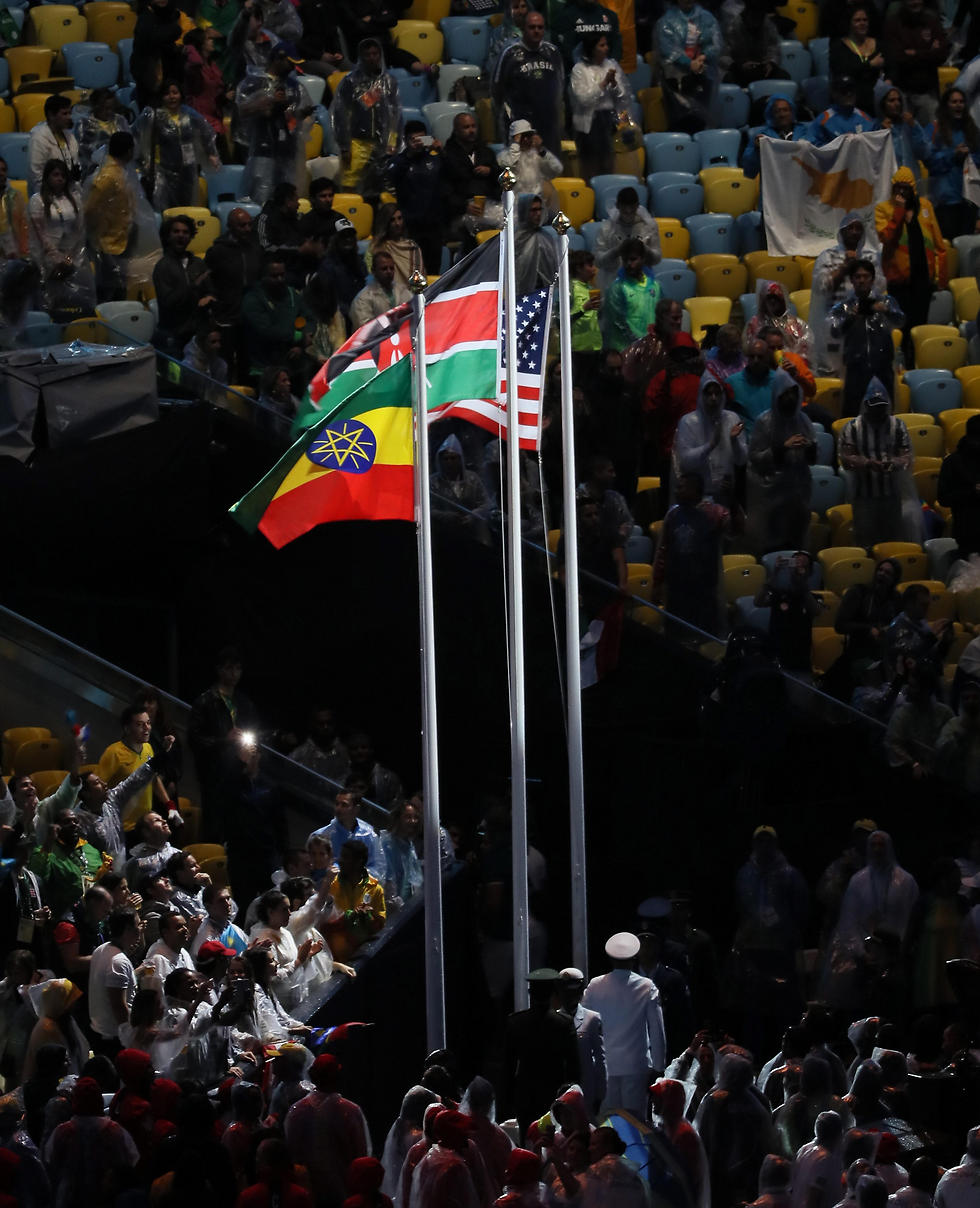 דגל אתיופיה מתנוסס בריו. במדינה העדיפו לסקר משחק כדורגל (צילום: EPA) (צילום: EPA)
