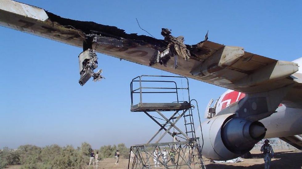 כך נראתה הכנף השמאלית במטוס לאחר פגיעת טיל הכתף בה. מדובר בטיסה הראשונה שבה הונחת מטוס, ללא מערכות הידראוליות, בשלום ()
