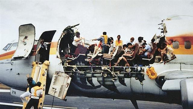 הנוסעים המבוהלים לאחר טיסת הסיוט ללא תקרת המטוס ()