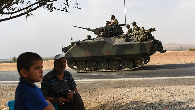 טנק טורקי בדרך לסוריה (צילום: AFP) (צילום: AFP)