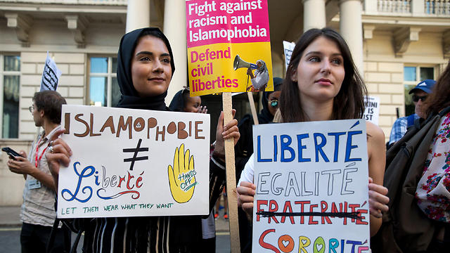 הפגנה בעד הבורקיני ונגד האיסור מחוץ לשגרירות צרפת בלונדון (צילום: AFP) (צילום: AFP)