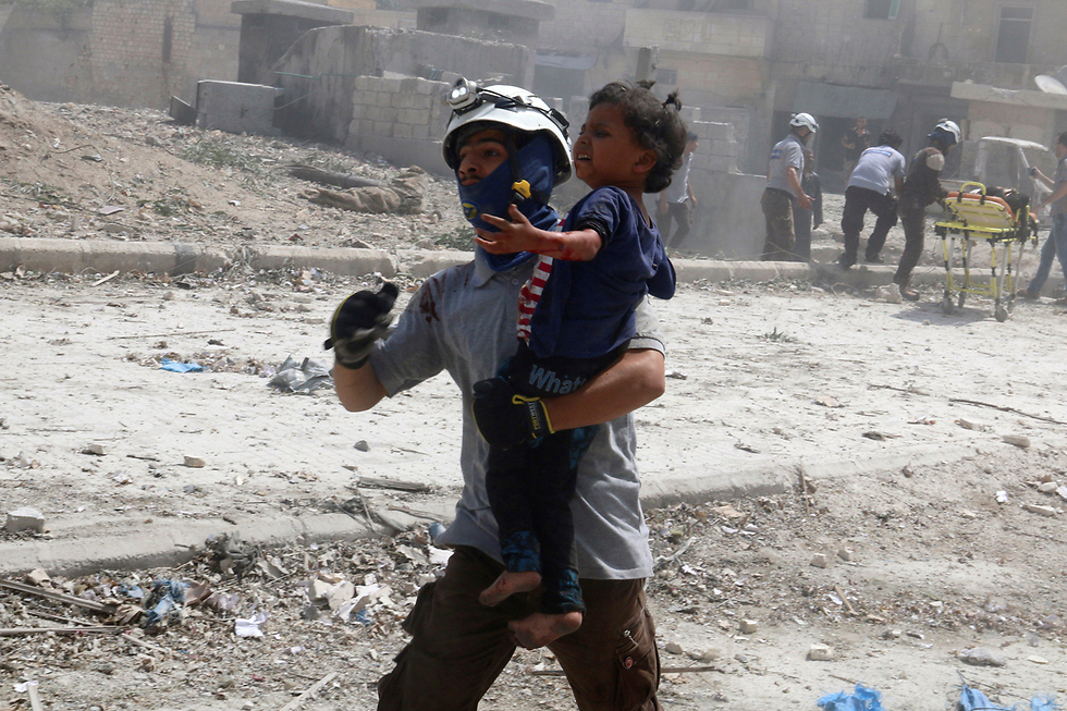 ילדים פצועים מפונים משכונת באב אל-ניירב (צילום: רויטרס) (צילום: רויטרס)
