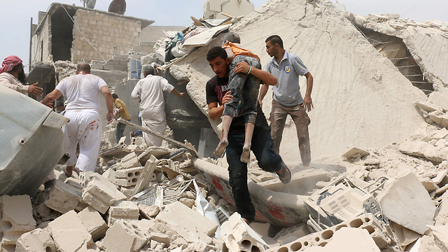 נחלצים מההריסות בעיר חלב, מוקדם יותר החודש (צילום: AFP) (צילום: AFP)