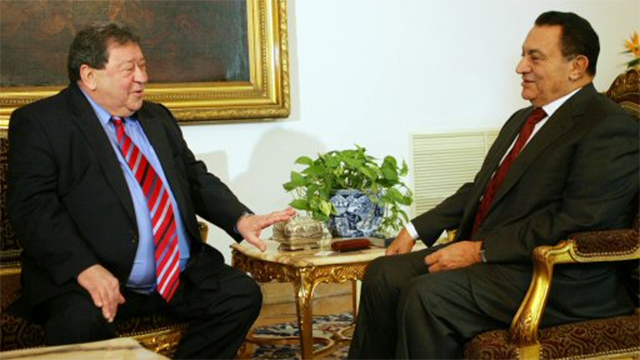 עם נשיא מצרים לשעבר, חוסני מובארכ (צילום: AFP) (צילום: AFP)