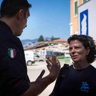 IsraAID volunteer Winer speaks with an Italian Carabinieri (Photo: IsraAID)