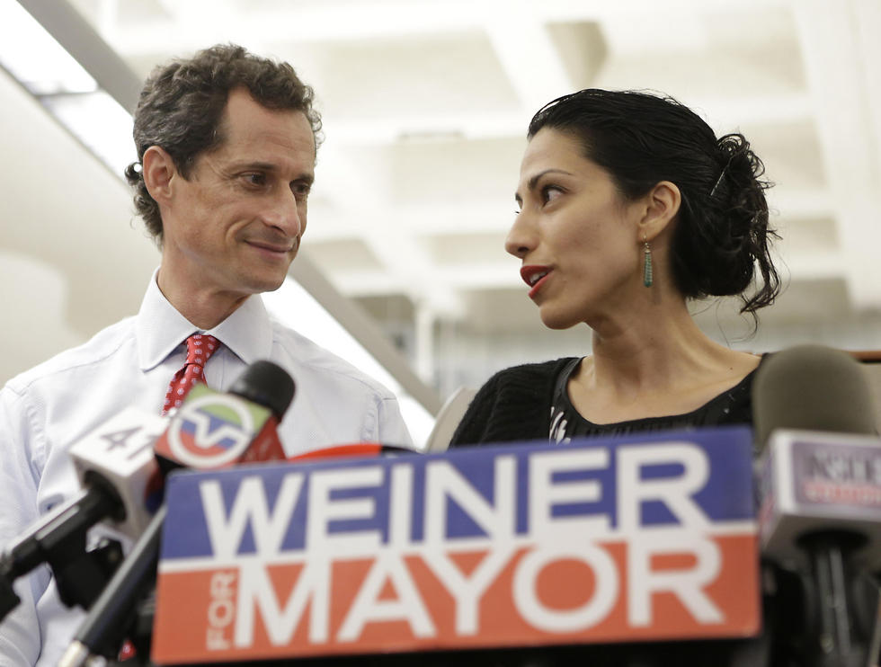ווינר ורעייתו הומה אבדין בימי הריצה שלו לראשות העיר ניו יורק (צילום: AP) (צילום: AP)