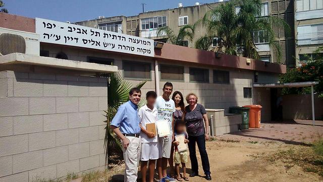 משפחה קונסרבטיבית שטבלה במקווה בהדר יוסף בתל אביב ()