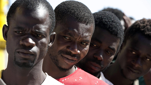 מהגרים מאפריקה מגיעים לטרפאני, איטליה. "נגרש אותם בתוך 15 דקות" (צילום: AP) (צילום: AP)