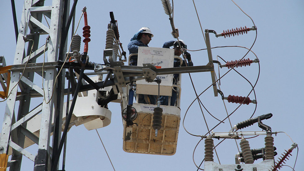 Electircal worker working on power lines (Photo: Zohar Shachar) (צילום: זהר שחר)
