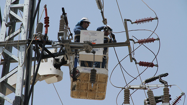 עובדי חברת החשמל מטפלים בתקלה (צילום: זהר שחר) (צילום: זהר שחר)