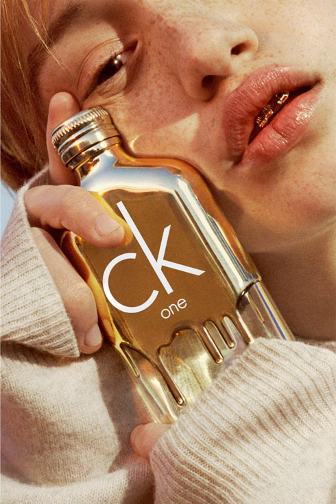 ראיינון מקונל בקמפיין החדש של הבושם CK One