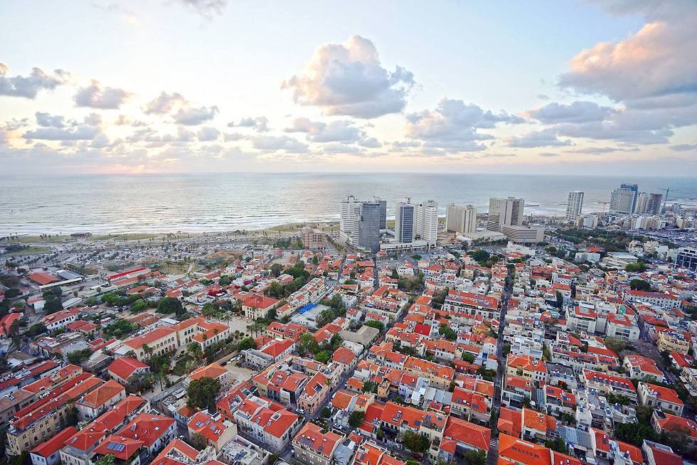 The view of the sea from the Neve Tzedek Tower. In the photo, you can see the neighborhood and the famous Suzanne Dellal house. I love to photograph the city (and the sea) from above and look for numerous bird's eye views. Sometimes it's from office towers, construction sites or apartments of friends. (Photo: Ido Biran)  (Photo: Ido Biran)