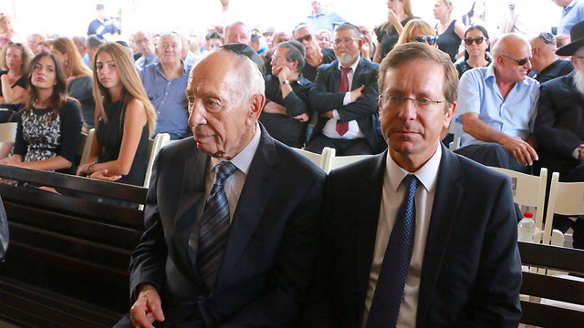 Shimon Peres and Isaac Herzog (Photo: Dana Kopel)